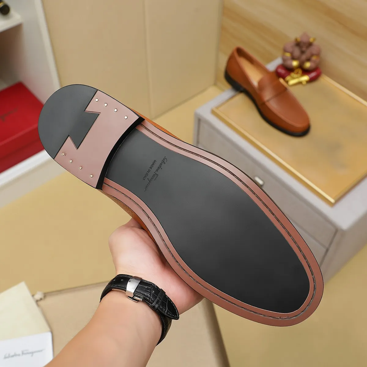 Men's shoes 250 Ferragamo [Ferragamo] top imported suit men's shoes 💯Original copy of the official website, product materials: selected imported embossed calfskin + luxury hardware buckle accessories ~ imported water-dyed cow 🐂 leather lining. Strong three-dimensional visual effect, original combination outsole, multiple colors available😘 Size: 39-44 (38.45.46. Customized)